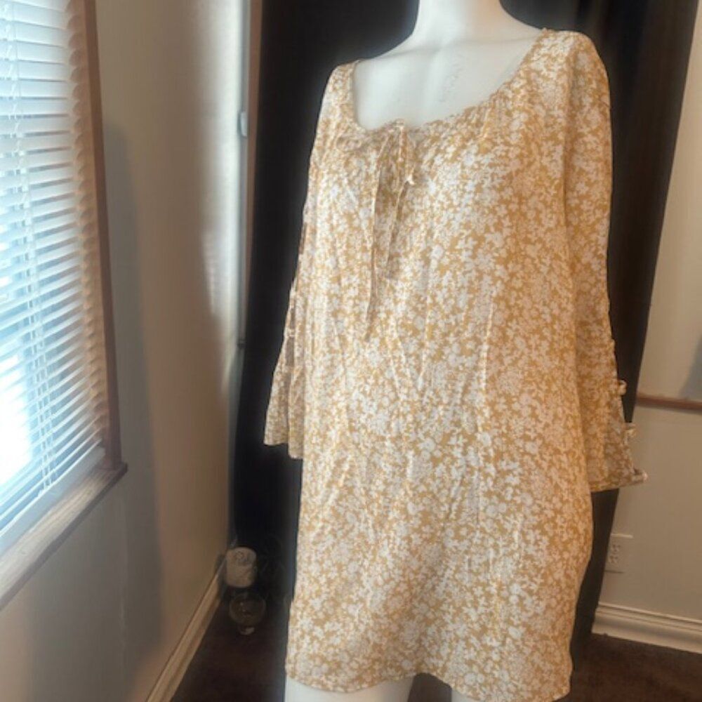 Como Blu Yellow/WhiteโFloral cage sleeve tie front tunic, size 3X